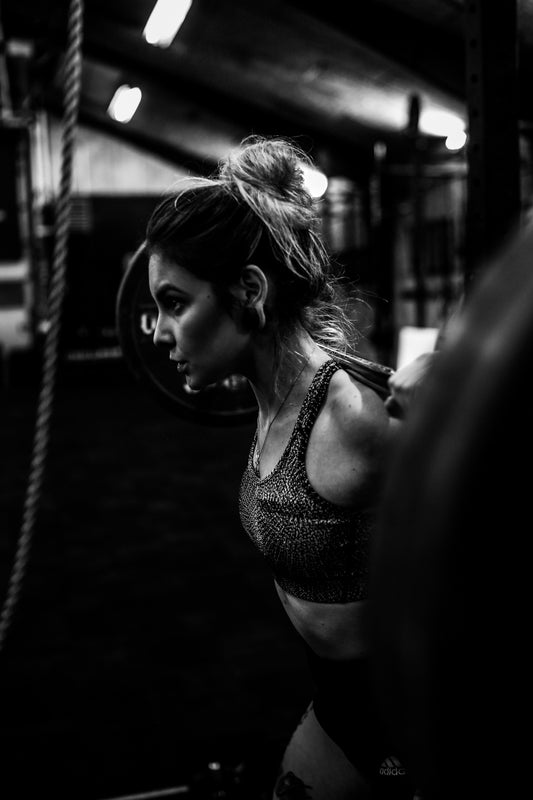 woman lifting weights consistently in gym over 6 weeks